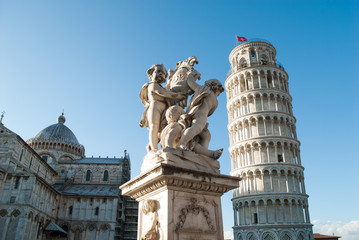 Fototapeta premium Torre pendente di Pisa, campanile e statua degli angeli