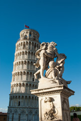 Fototapeta na wymiar Torre pendente di Pisa, campanile e statua degli angeli