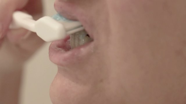 Z&auml;hne Putzen, junge Frau putzt die Z&auml;hne, Quick Intro, close up