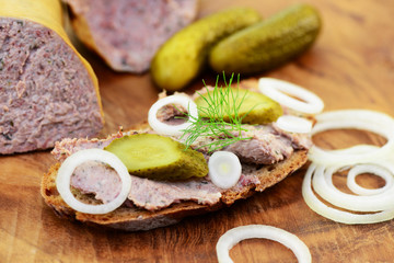 Brot mit Leberwurst