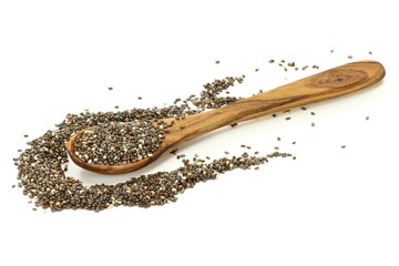 Chiasamen mit einem Löffel aus Olivenholz isoliert auf weißem Hintergrund