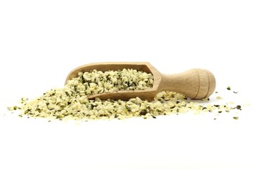 Hanfsamen mit Holzschippe isoliert auf weißem Hintergrund