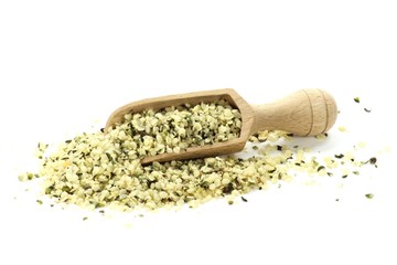 Hanfsamen mit Holzschippe isoliert auf weißem Hintergrund