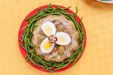 Aspic di pollo contornato da fagiolini verdi