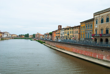 Veduta di Lungarno Galileo Galilei di Pisa, Italia