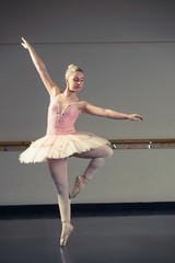 Beautiful ballerina dancing en pointe © WavebreakMediaMicro