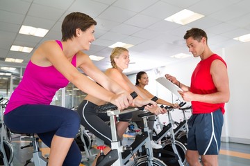 Trainer talking with his spin class