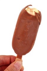 Bâtonnet de glace à la vanille en main
