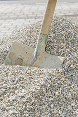 Schaufel in Rollsplitt
