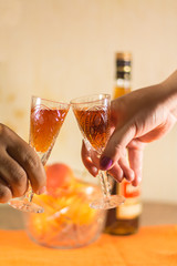 Мужчина и женщина пьют коньяк