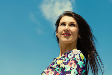 Портрет красивой женщины на фоне неба