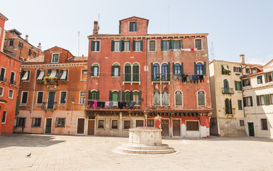 Venedig, Altstadt,historische Altstadthäuser, Brunnen, Italien