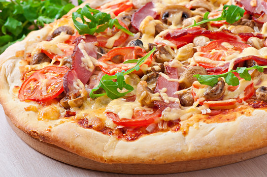 Pizza with vegetables, chicken and ham