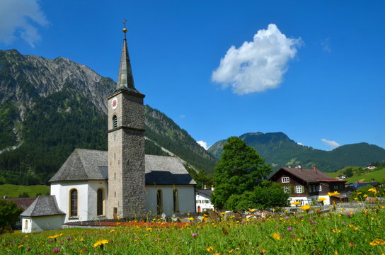 Bergdorf mit Kirche