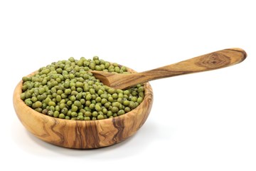 Mungobohnen in einer Schale aus Olivenholz isoliert auf weißem Hintergrund