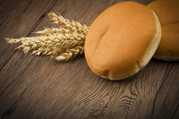 Sandwich for hamburger with ears of corn on wood © Orlando Bellini