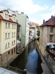 Fototapeta na wymiar Canal en Praga