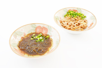 小皿に入れた納豆とモズク