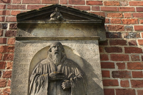 Historische Grabplatte an der St. Marienkirche in Kirchhain