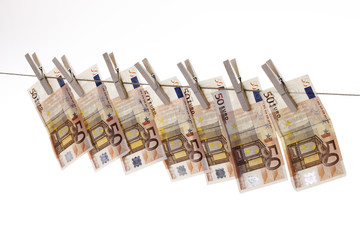 50 Banknoten hängen auf Wäscheleine