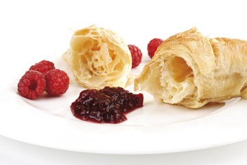 Himbeermarmelade und Croissant auf Platte
