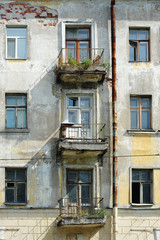 Fototapeta na wymiar Typical Stalinist old house in St. Petersburg in Empire style wi