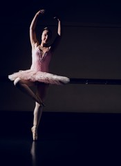 Beautiful ballerina dancing en pointe © WavebreakMediaMicro