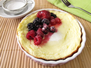 Kleiner Quarkkuchen ohne Boden mit Beeren