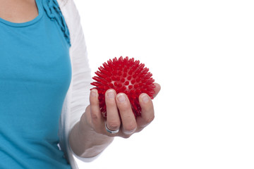 Frau hält Noppenball in der Hand