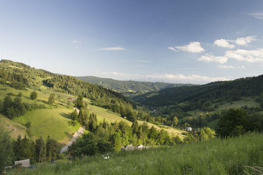 Gorce g&oacute;ry w paśmie Beskid&oacute;w z widookiem na Tatry, 