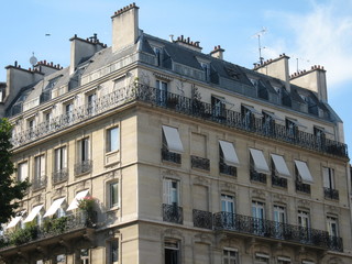 Fototapeta na wymiar Appartements parisiens en été