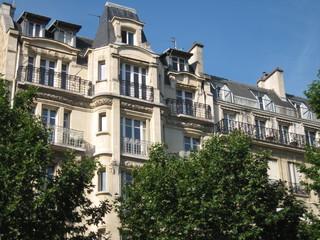 Façades d'immeubles parisiens en été - obrazy, fototapety, plakaty