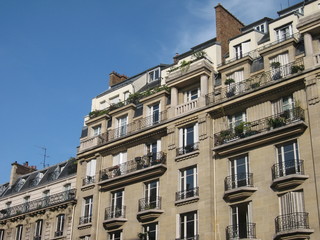 Fototapeta na wymiar Appartements parisiens avec balcons