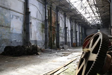 Cercles muraux Vieux bâtiments abandonnés vieux gadgets métalliques rouillés dans une usine de navires abandonnés