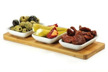Antipasti isoliert auf weißem Hintergrund