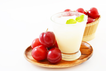 新鮮な果物とジュース