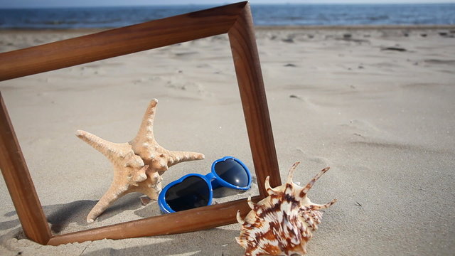 Frame with seashell, starfish and sunglasses. HD with motorized 