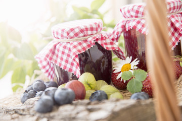 Picknickkorb mit Beeren und Marmeladen