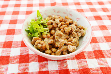 小皿に入れた納豆