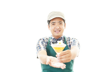 カクテルを運ぶウェイター