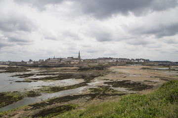 Fototapeta na wymiar view of the shore from saint malo on a cloudy day