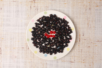 Black and red currants in a bowl