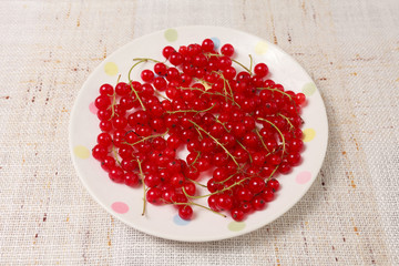 Red currants in a bowl