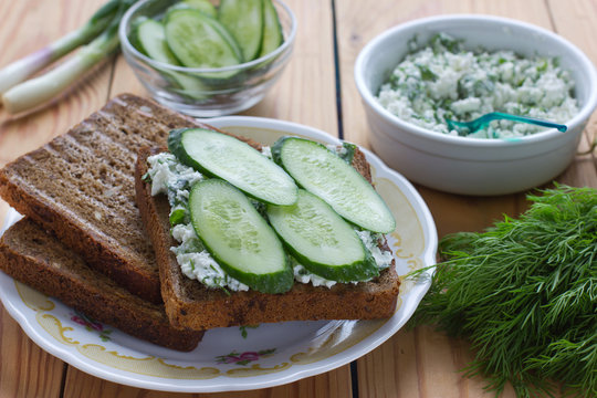 Sandwich with cottage cheese, cucumber and dill