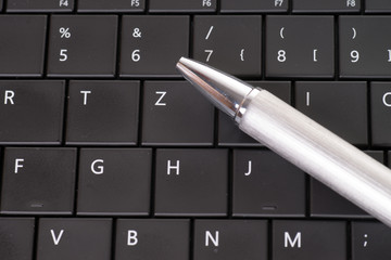 Computertastatur mit Kugelschreiber