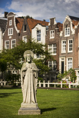 Fototapeta premium Cityscape in Begijnhof, Amsterdam.