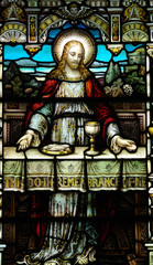 Obraz premium Jeuss with braed and a cup of wine in stianed glass