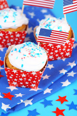 Obraz premium American patriotic holiday cupcakes on blue background