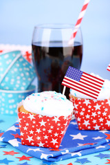 Fototapeta premium American patriotic holiday cupcakes and glass of cola