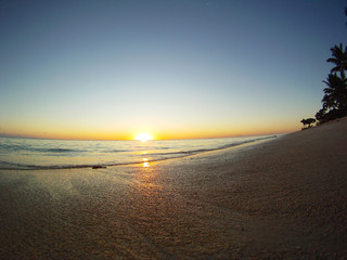 Plage et coucher de soleil grand angle
